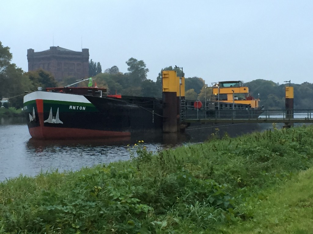 Binnenschiff Anton auf der Weser in Bremen