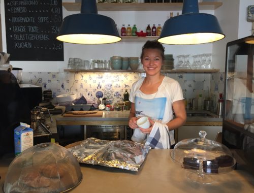 Tessa glücklich am Werk im Ins Blaue